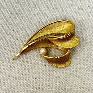 BSK Vintage Brooch MCM Mid-Century Classic Gold-Tone Faux‎ Pearl Signed